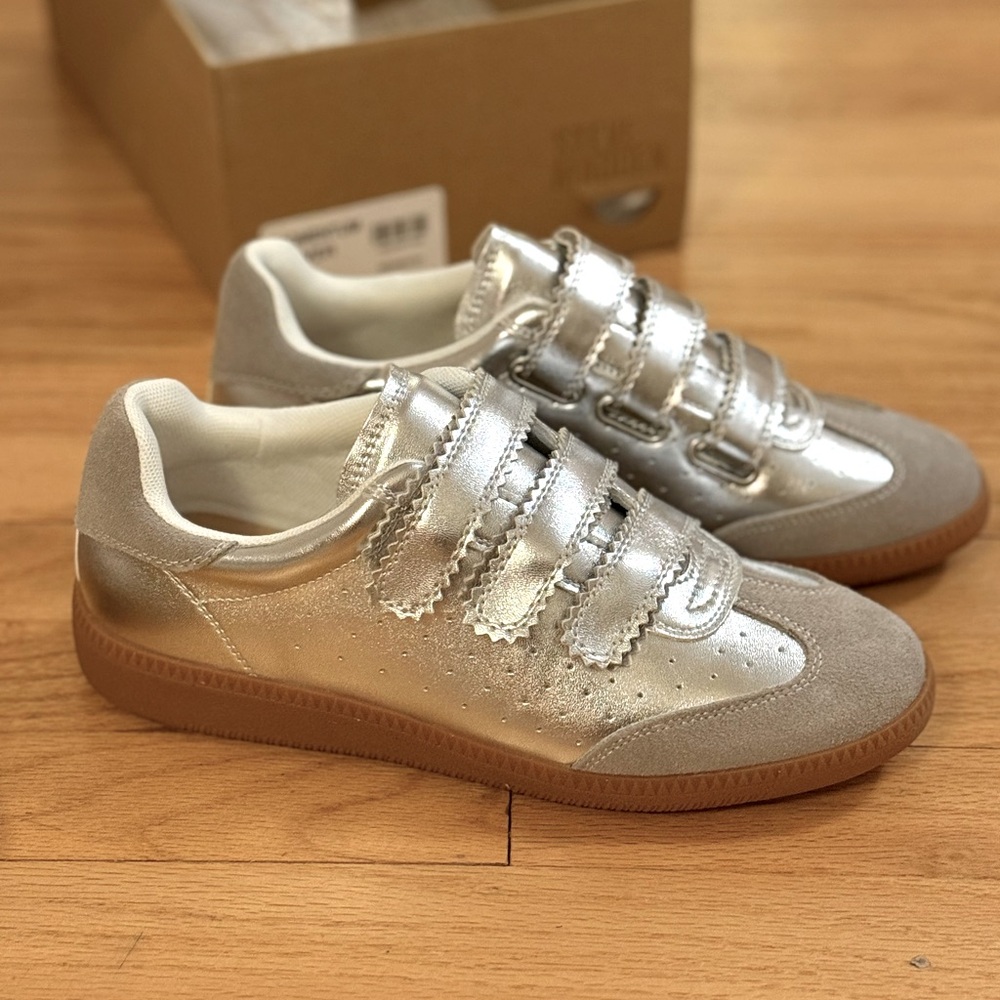 NWT STEVE MADDEN Momentum Silver Sneakers Size 8